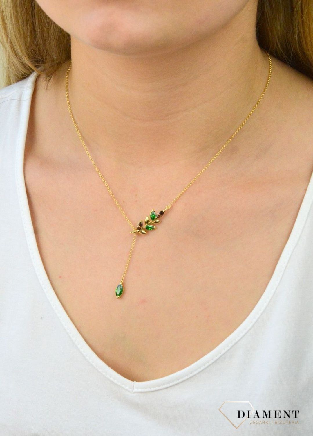 Naszyjnik srebrny pozłacany gałązka Revival DZN280 REV Z. Naszyjnik srebrny pozłacany. Naszyjnik pozłacany kółko z kolorowymi cyrkoniami. Naszyjnik idealny pomysł na prezent dla.jpg